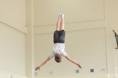 Gomel, Beyaz Rusya - 22 Nisan 2017: Freestyle yarışmalarda 2004-2006 genç erkek ve kadınlar arasında. Program trambolin ve jimnastik yolu