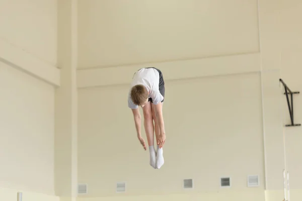 GOMEL, BELARUS - 22. april 2017: Freestyle konkurrencer blandt unge mænd og kvinder i 2004-2006. I programmet trampolin og gymnastik sti - Stock-foto