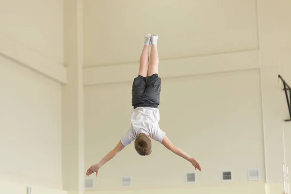 GOMEL, BELARUS - 22 April 2017: Freestyle competitions among young men and women in 2004-2006. In the program trampoline and gymnastic path — Stock Photo, Image