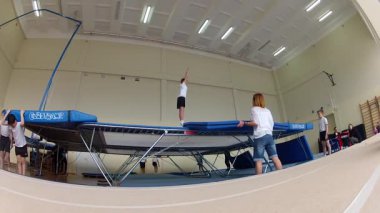 Gomel, Beyaz Rusya - 22 Nisan 2017: Freestyle yarışmalarda 2004-2006 genç erkek ve kadınlar arasında. Program trambolin ve jimnastik yolu