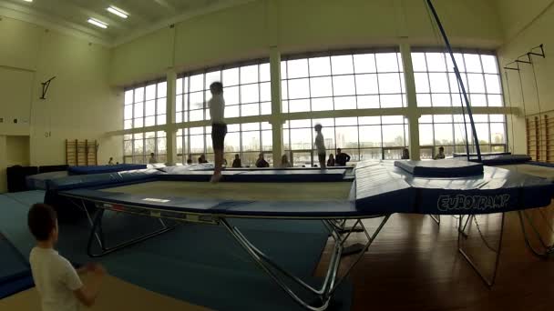 Gomel, Beyaz Rusya - 22 Nisan 2017: Freestyle yarışmalarda 2004-2006 genç erkek ve kadınlar arasında. Program trambolin ve jimnastik yolu — Stok video