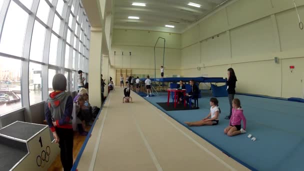 GOMEL, BELARUS - 22 aprile 2017: Concorsi freestyle tra giovani uomini e donne nel 2004-2006. Nel programma trampolino e percorso ginnico — Video Stock