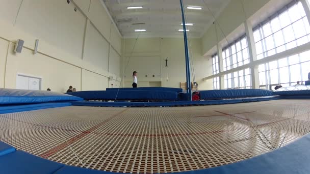 GOMEL, BELARUS - 22 aprile 2017: Concorsi freestyle tra giovani uomini e donne nel 2004-2006. Nel programma trampolino e percorso ginnico — Video Stock