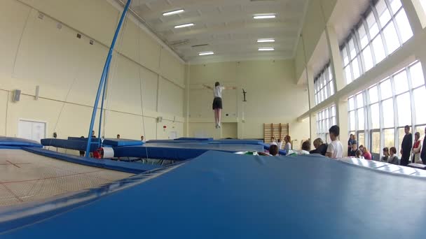 GOMEL, BELARUS - 22 avril 2017 : Compétitions de ski acrobatique entre jeunes hommes et jeunes femmes en 2004-2006. Dans le programme trampoline et chemin de gymnastique — Video