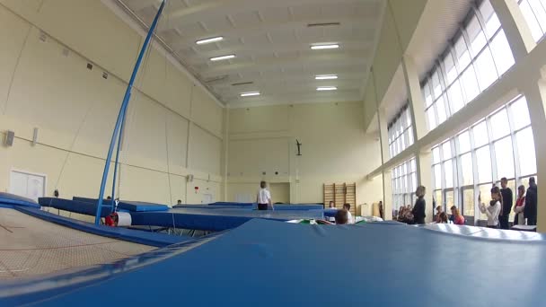 GOMEL, BELARUS - 22 aprile 2017: Concorsi freestyle tra giovani uomini e donne nel 2004-2006. Nel programma trampolino e percorso ginnico — Video Stock