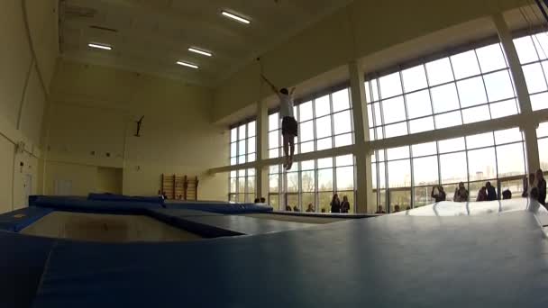 Gomel, Beyaz Rusya - 22 Nisan 2017: Freestyle yarışmalarda 2004-2006 genç erkek ve kadınlar arasında. Program trambolin ve jimnastik yolu. — Stok video