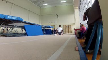 Gomel, Beyaz Rusya - 22 Nisan 2017: Freestyle yarışmalarda 2004-2006 genç erkek ve kadınlar arasında. Program trambolin ve jimnastik yolu.