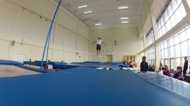 GOMEL, BELARUS - 22 aprile 2017: Concorsi freestyle tra giovani uomini e donne nel 2004-2006. Nel programma trampolino e percorso ginnico . — Video Stock