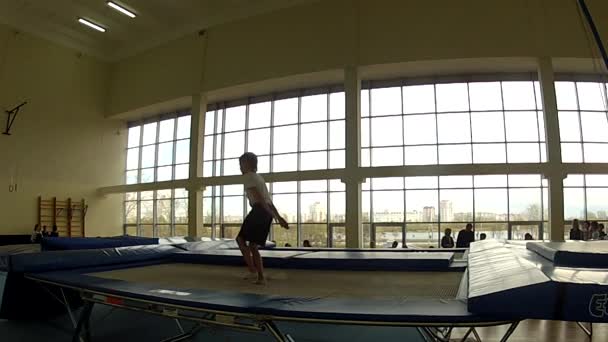 Gomel, Bělorusko - 22 dubna 2017: Freestyle soutěže mladých mužů a žen v letech 2004-2006. V programu trampolína a gymnastické cestu. — Stock video