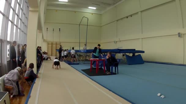 GOMEL, BELARUS - 22 April 2017: Freestyle competitions among young men and women in 2004-2006. In the program trampoline and gymnastic path. — Stock Video