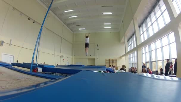 GOMEL, BELARUS - 22 April 2017: Freestyle competitions among young men and women in 2004-2006. In the program trampoline and gymnastic path — Stock Video