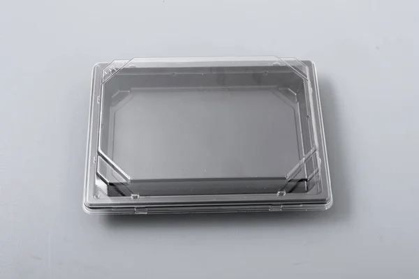 Пластиковая коробка с прозрачной крышкой для продуктов питания — стоковое фото