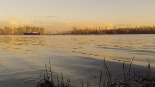 Gomel, Bělorusko - 22 dubna 2017: Yacht na jezeře v driftu na západ slunce — Stock video