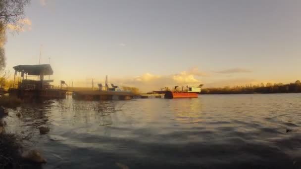 GOMEL, BELARUS - 22 avril 2017 : Bateau sur le lac dans la dérive du coucher du soleil — Video