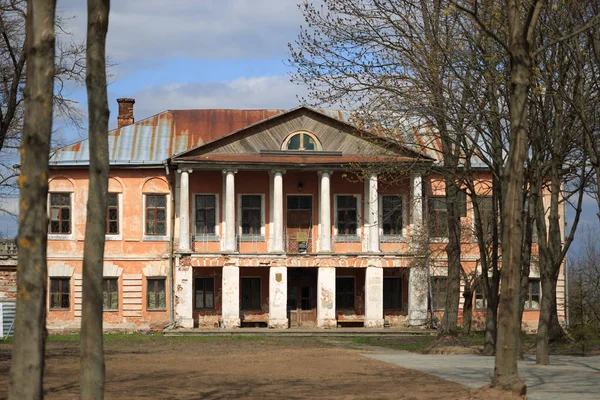 GOMEL, BELARUS - 19 de abril de 2017: Monumento arquitectónico. El pueblo de Khalch, Khaletsky mansión, Voynich-Sinozhatski mansión, Napoleón Orda . — Foto de Stock