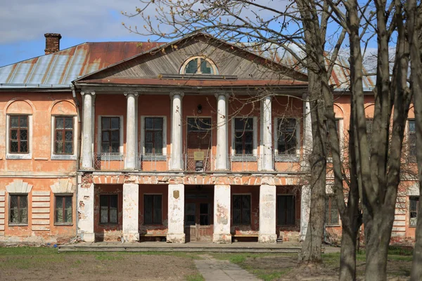 GOMEL, BELARUS - 19 de abril de 2017: Monumento arquitectónico. El pueblo de Khalch, Khaletsky mansión, Voynich-Sinozhatski mansión, Napoleón Orda . — Foto de Stock