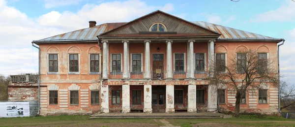 GOMEL, BELARUS - 19 de abril de 2017: Monumento arquitectónico. El pueblo de Khalch, Khaletsky mansión, Voynich-Sinozhatski mansión, Napoleón Orda . — Foto de Stock