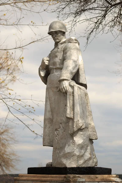 GOMEL, BÉLARO - 19 de abril de 2017: Monumento a un soldado desconocido que murió en la Segunda Guerra Mundial . — Foto de Stock