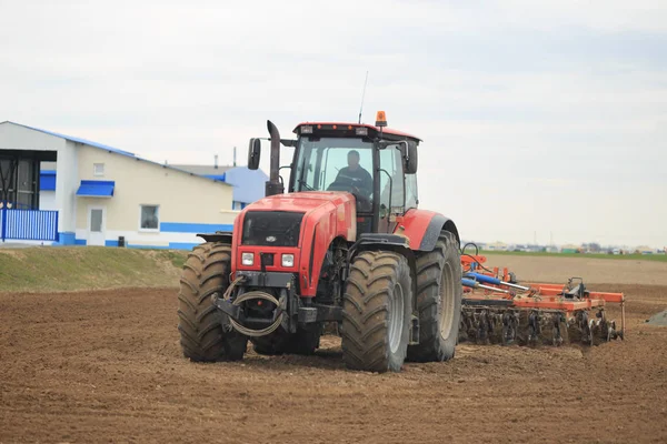 GOMEL, BÉLARO - 19 ABRIL 2017: Bielorrusia tractor cultiva un pedazo de tierra . — Foto de Stock