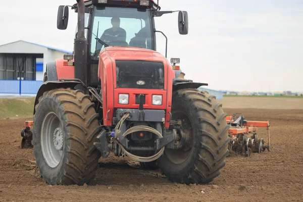 GOMEL, BÉLARO - 19 ABRIL 2017: Bielorrusia tractor cultiva un pedazo de tierra . — Foto de Stock