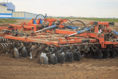 Gomel, Beyaz Rusya - 19 Nisan 2017: Beyaz Rusya traktör yetiştirerek bir toprak parçası.