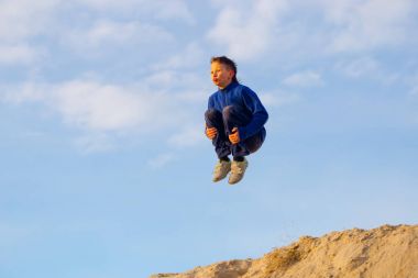 Genç gökyüzü karşı atlama. Parkour