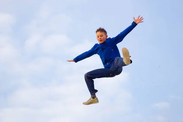 Adolescente che salta contro il cielo. Parkour — Foto Stock