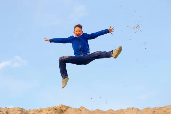 Подросток прыгает по небу. Паркур — стоковое фото