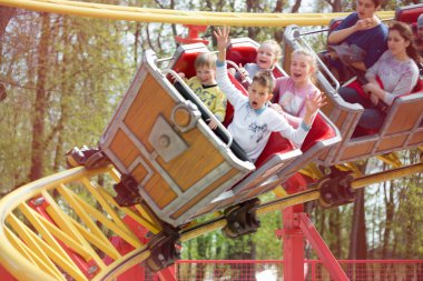 Gomel, Beyaz Rusya - 29 Nisan 2017: çocuk ziyaret Şehir Parkı Çocuk atraksiyonlar.