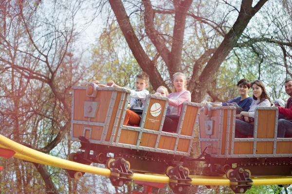 GOMEL, BÉLARO - 29 de abril de 2017: Los niños visitan atracciones infantiles en el parque de la ciudad . —  Fotos de Stock