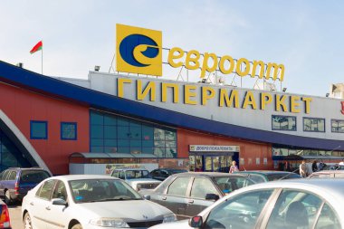 Gomel, Beyaz Rusya - 3 Mayıs 2017: Kimliği belirsiz kişi hipermarket Euroopt Street Khatayevich, Gomel, Beyaz Rusya gidin..