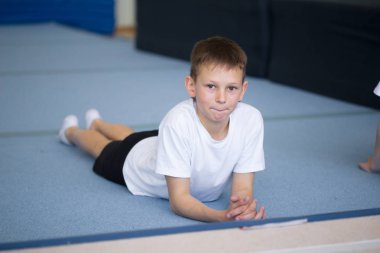 Genç adam jimnastik egzersizleri spor salonuna gerçekleştirir..