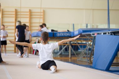 Genç adam jimnastik egzersizleri spor salonuna gerçekleştirir..