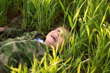 Gün batımında uzun otların çayır çocuk.