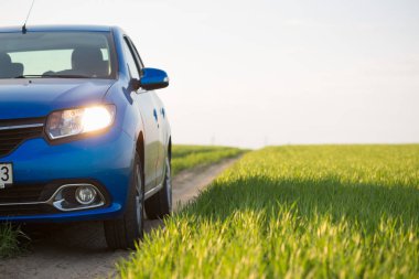 Gomel, Beyaz Rusya - 6 Mayıs 2017: mavi araba Renault Logan park etmiş bir ülke yolunda bir alanda.