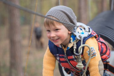 Gomel, Beyaz Rusya - 30 Nisan, 2017: bir aile tatili için ip şehir şehir dışında. Hava engelleri aşmak için aile rekabet.