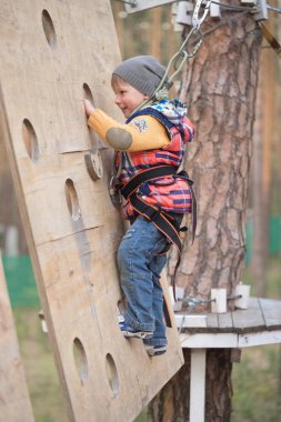 Gomel, Beyaz Rusya - 30 Nisan, 2017: bir aile tatili için ip şehir şehir dışında. Hava engelleri aşmak için aile rekabet.