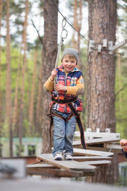 Gomel, Beyaz Rusya - 30 Nisan, 2017: bir aile tatili için ip şehir şehir dışında. Hava engelleri aşmak için aile rekabet.