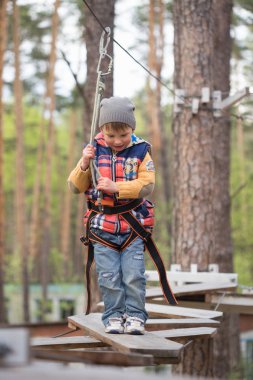 Gomel, Beyaz Rusya - 30 Nisan, 2017: bir aile tatili için ip şehir şehir dışında. Hava engelleri aşmak için aile rekabet.