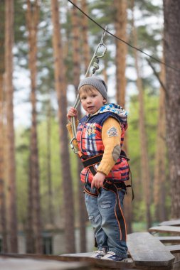 Gomel, Beyaz Rusya - 30 Nisan, 2017: bir aile tatili için ip şehir şehir dışında. Hava engelleri aşmak için aile rekabet.