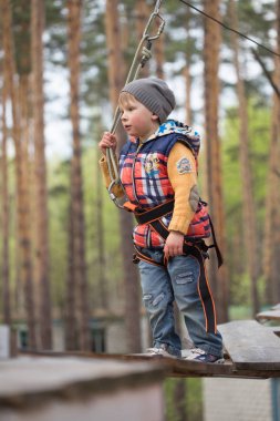 Gomel, Beyaz Rusya - 30 Nisan, 2017: bir aile tatili için ip şehir şehir dışında. Hava engelleri aşmak için aile rekabet.