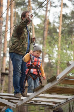 Gomel, Beyaz Rusya - 30 Nisan, 2017: bir aile tatili için ip şehir şehir dışında. Hava engelleri aşmak için aile rekabet.