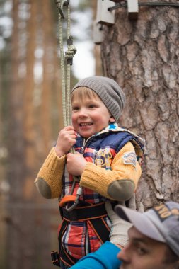 Gomel, Beyaz Rusya - 30 Nisan, 2017: bir aile tatili için ip şehir şehir dışında. Hava engelleri aşmak için aile rekabet.