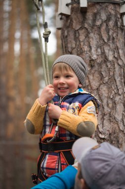 Gomel, Beyaz Rusya - 30 Nisan, 2017: bir aile tatili için ip şehir şehir dışında. Hava engelleri aşmak için aile rekabet.