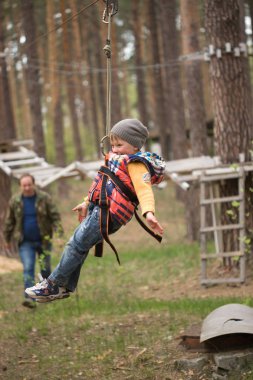 Gomel, Beyaz Rusya - 30 Nisan, 2017: bir aile tatili için ip şehir şehir dışında. Hava engelleri aşmak için aile rekabet.