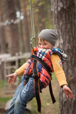 Gomel, Beyaz Rusya - 30 Nisan, 2017: bir aile tatili için ip şehir şehir dışında. Hava engelleri aşmak için aile rekabet.