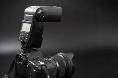 Gomel, Belarus - 12 Mayıs 2017: Canon 6d kamera lens siyah bir arka plan ile. Canon dünyanın en büyük Slr fotoğraf makinesi üreticisi IS.