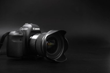 Gomel, Belarus - 12 Mayıs 2017: Canon 6d kamera lens siyah bir arka plan ile. Canon dünyanın en büyük Slr fotoğraf makinesi üreticisi IS.