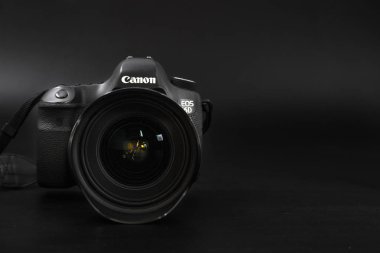 Gomel, Belarus - 12 Mayıs 2017: Canon 6d kamera lens siyah bir arka plan ile. Canon dünyanın en büyük Slr fotoğraf makinesi üreticisi IS.
