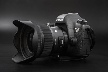 Gomel, Belarus - 12 Mayıs 2017: Canon 6d kamera lens siyah bir arka plan ile. Canon dünyanın en büyük Slr fotoğraf makinesi üreticisi IS.